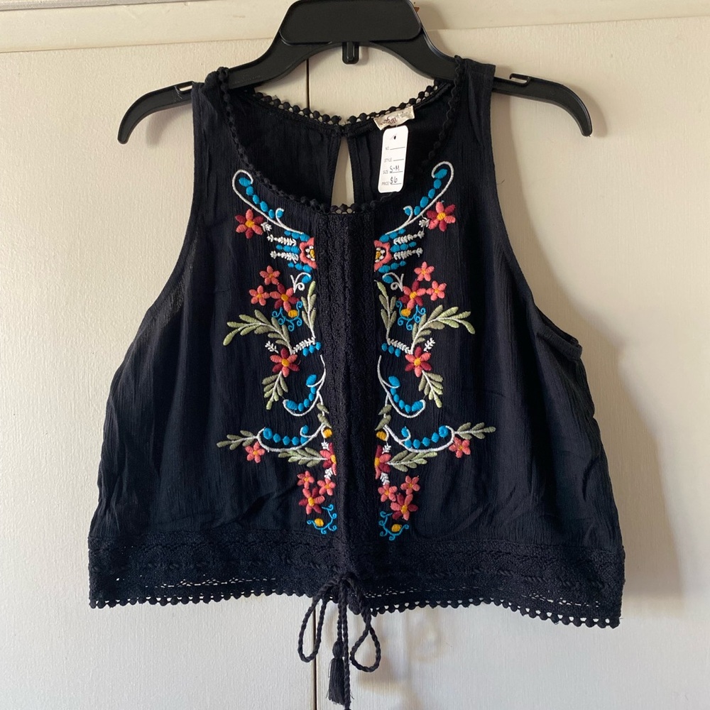 SOLD‼️ Hollister Black Floral Embroidered Crop Top